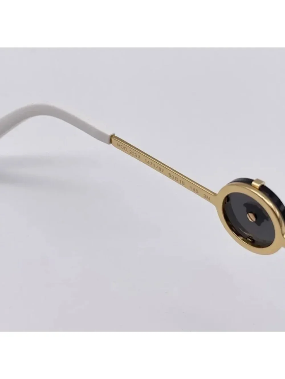 EUC auth. Versace unisex metal man oversized white/gold sunglasses (+box +strap)